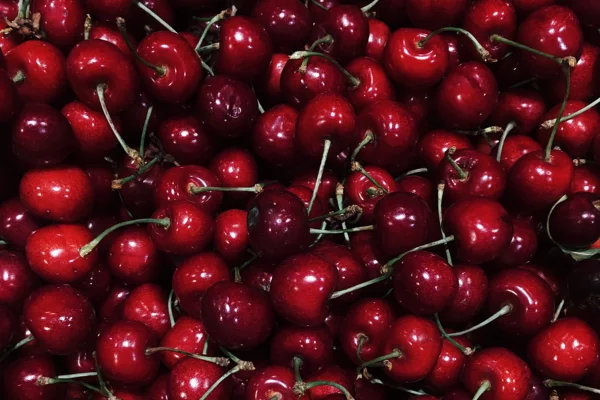 Cherry Red Τάση| Το ζεστό κόκκινο που κυριαρχεί φέτος